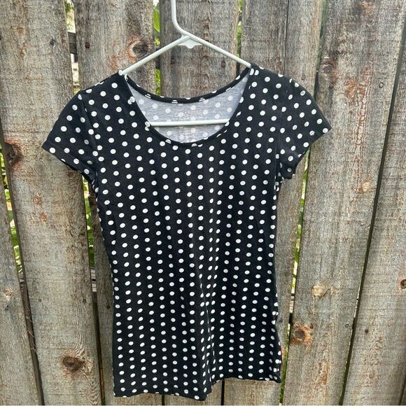 Downeast fitted short sleeve top size small. Polkadot sign. - Picture 1 of 7